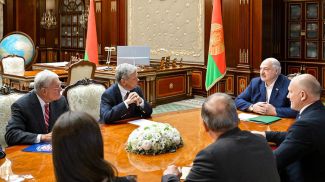 Александр Лукашенко во время встречи со специальным посланником президента США по Украине Китом Келлогом